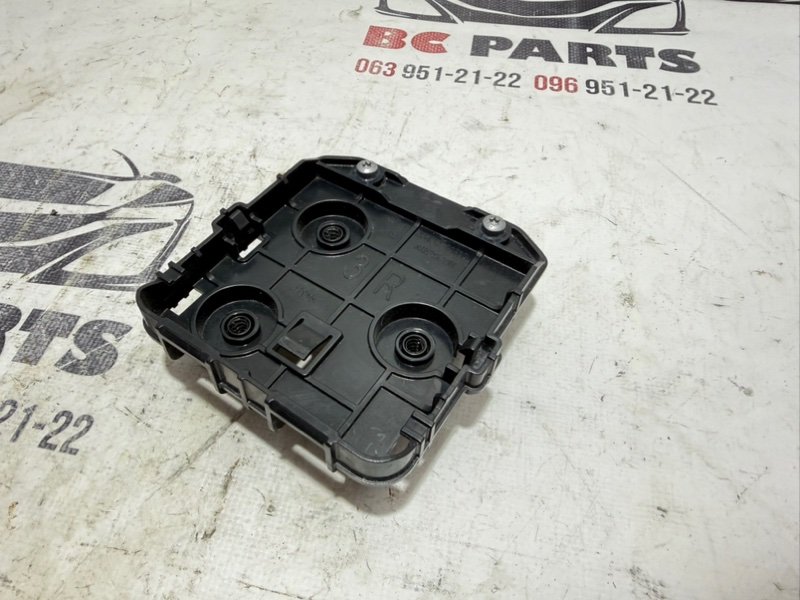 Кронштейн датчика слепой зоны задний правый Kicks 2021 1.6