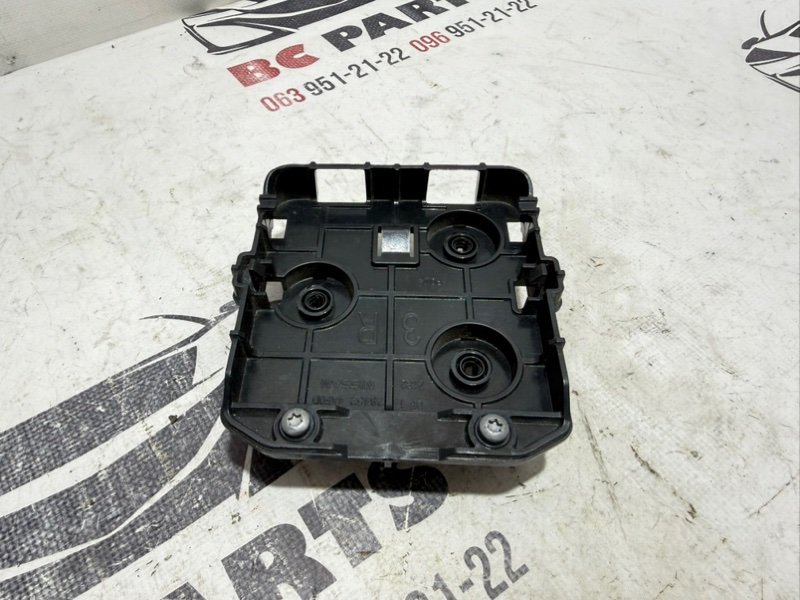 Кронштейн датчика слепой зоны задний правый Kicks 2021 1.6