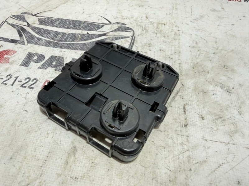 Кронштейн датчика слепой зоны задний правый Kicks 2021 1.6