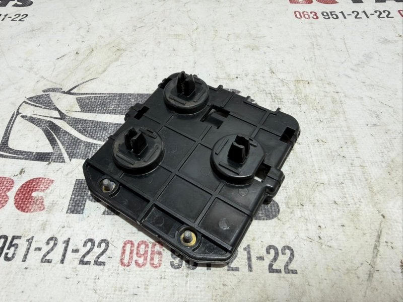 Кронштейн датчика слепой зоны задний правый Kicks 2021 1.6