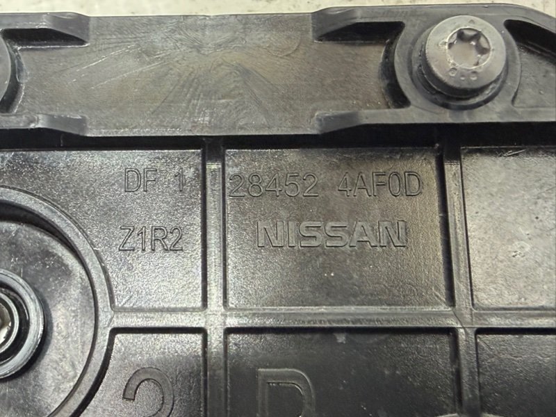 Кронштейн датчика слепой зоны задний правый Kicks 2021 1.6