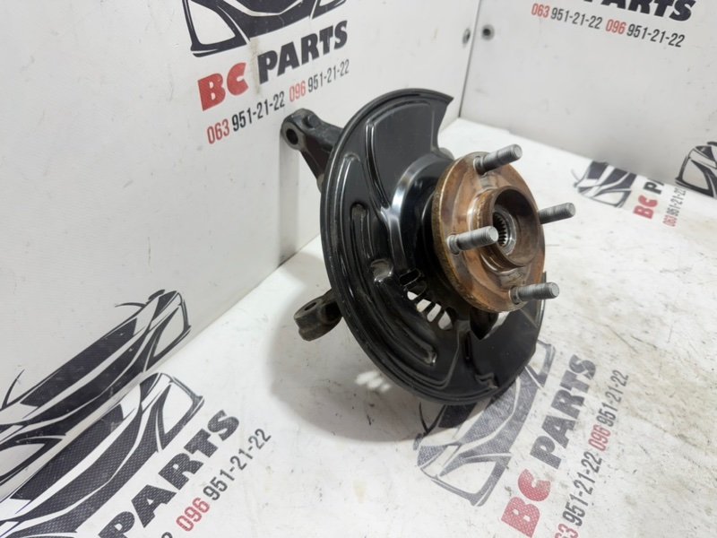 Кулак поворотный передний правый Kicks 2021 1.6