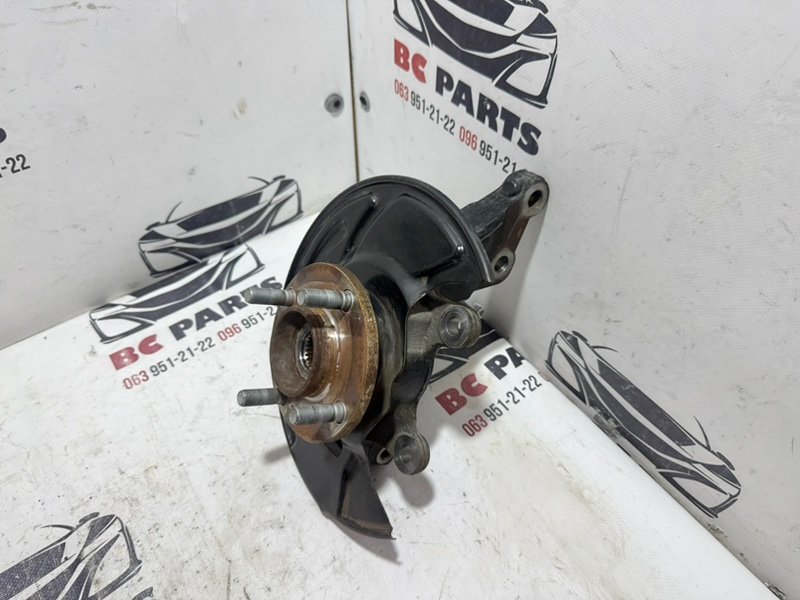 Кулак поворотный передний правый Kicks 2021 1.6