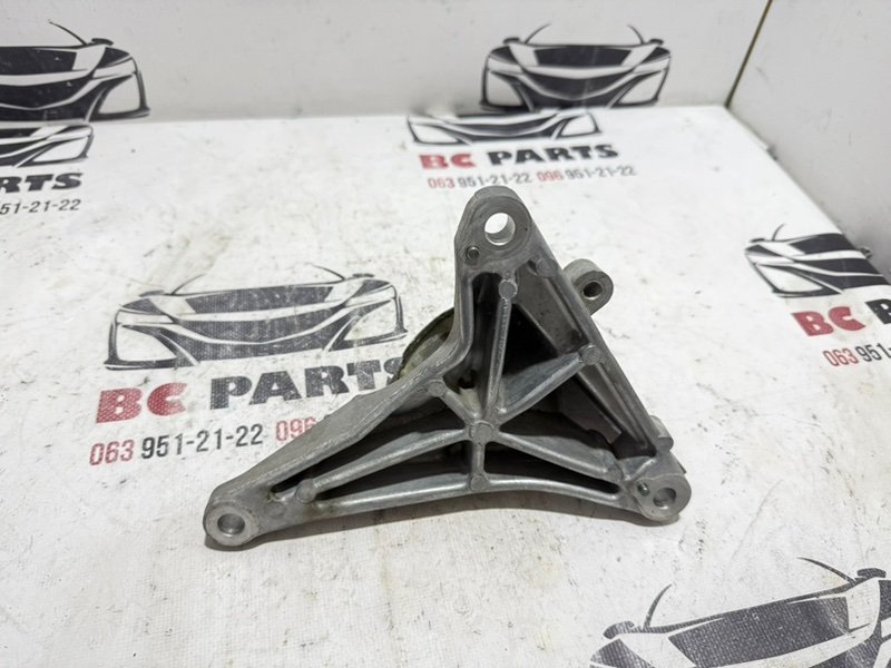 Кронштейн полуоси передний правый Rogue 2021 T33 2.5