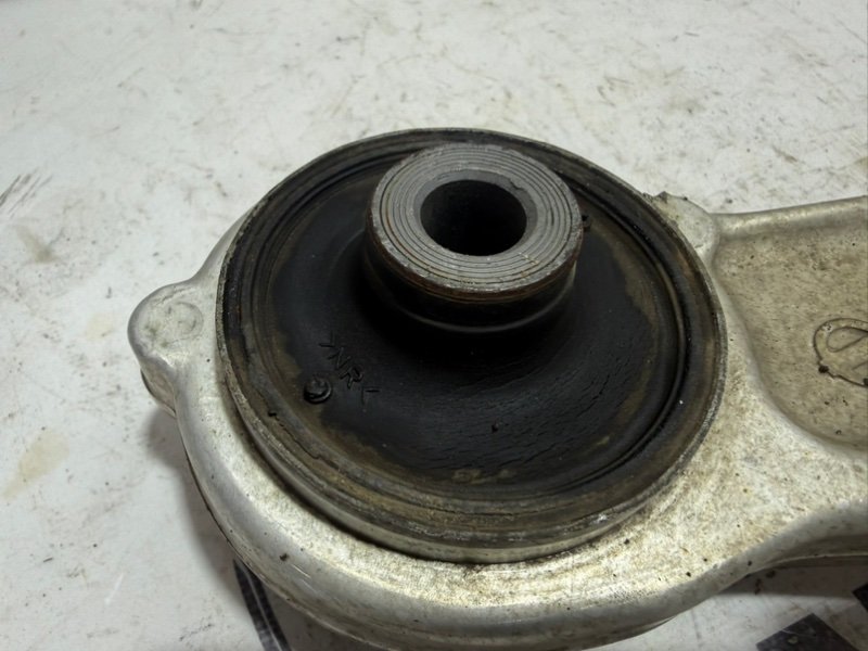 Рычаг подвески нижний передний правый Rogue 2021 T33 2.5