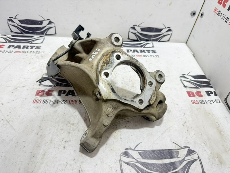 Кулак поворотный передний правый Rogue 2021 T33 2.5