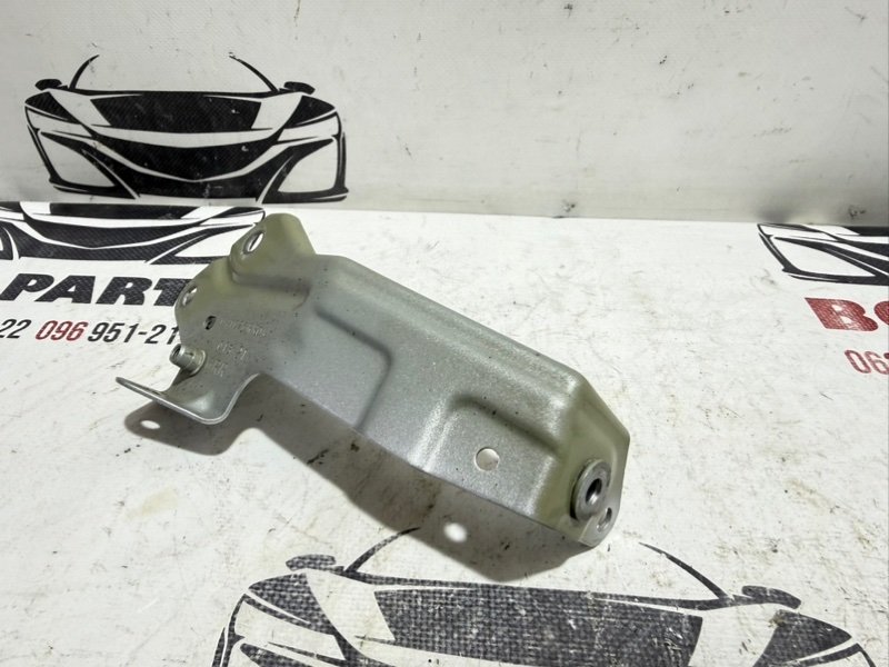 Кронштейн крыла передний правый Nissan Rogue T33 2.5