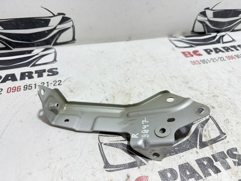 Кронштейн крыла передний правый Rogue 2021 T33 2.5