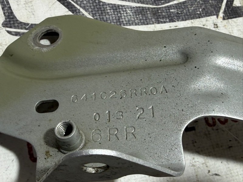 Кронштейн крыла передний правый Rogue 2021 T33 2.5