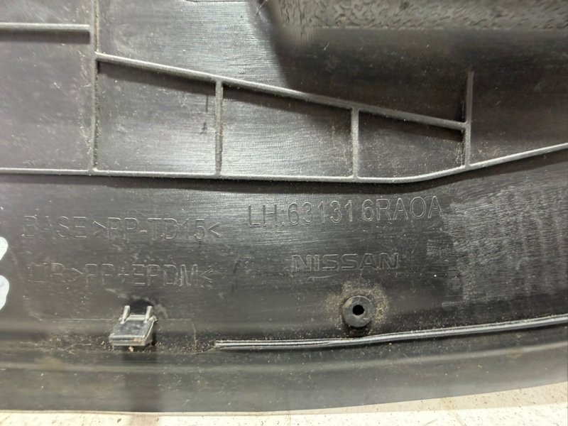 Пыльник крыла передний левый Rogue 2021 T33 2.5