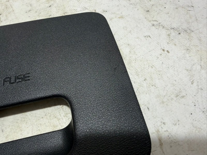 Крышка блока предохранителей EV6 2023