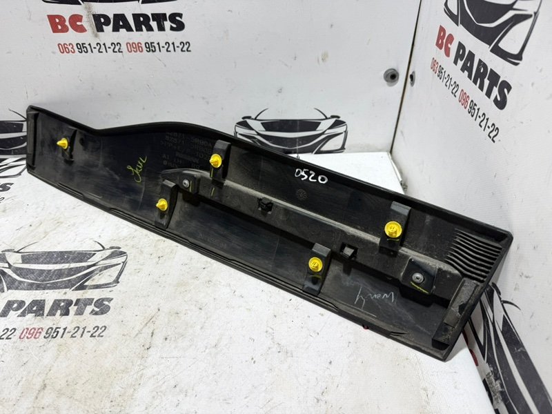 Накладка двери задняя левая Kicks 2021 1.6