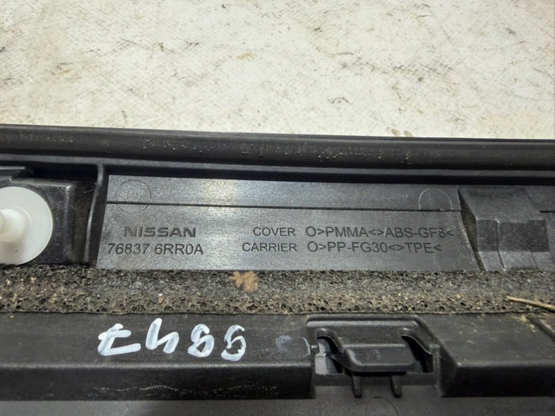 Накладка стойки лобового стекла левая Rogue 2021 T33 2.5