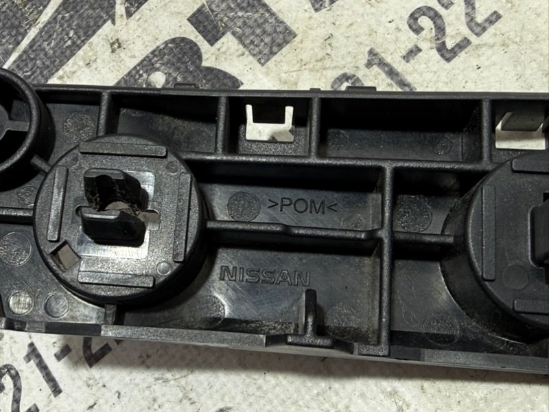 Направляющая бампера передняя левая Rogue 2021 T33 2.5