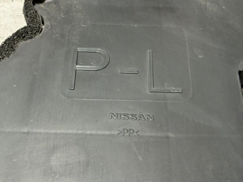 Дефлектор радиатора левый Rogue 2021 T33 2.5 Дефлектор радиатора левый Rogue 2021 T33 2.5