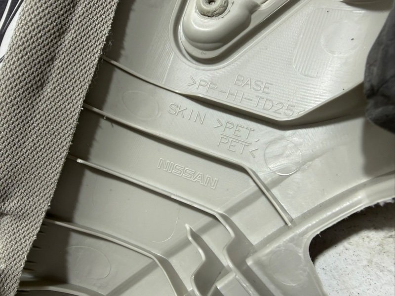 Накладка стойки лобового стекла левая Rogue 2022 T33 1.5 Накладка стойки лобового стекла левая Rogue 2022 T33 1.5