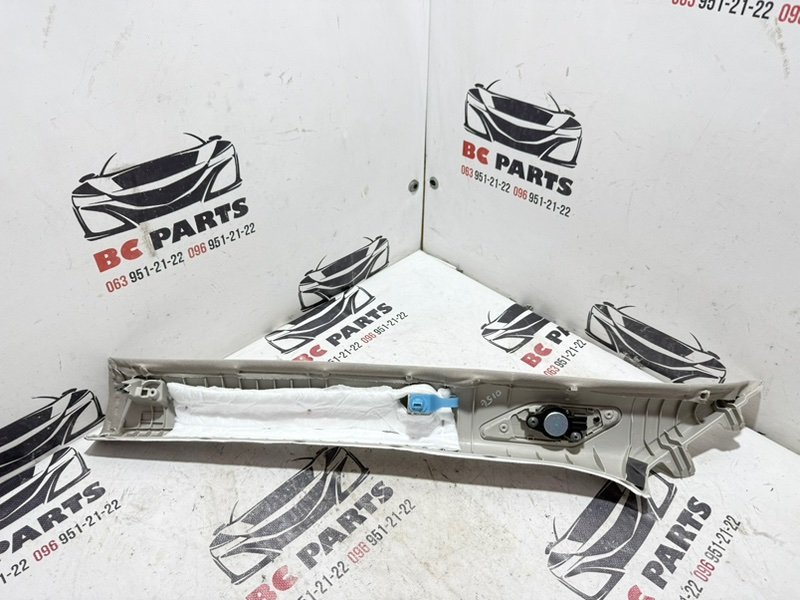 Накладка стойки лобового стекла правая Rogue 2022 T33 1.5 Накладка стойки лобового стекла правая Rogue 2022 T33 1.5