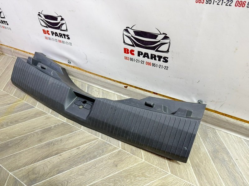 Накладка замка багажника Rogue 2022 T33 1.5