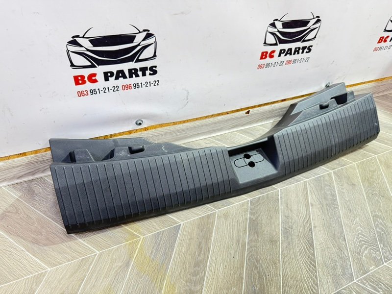 Накладка замка багажника Rogue 2022 T33 1.5