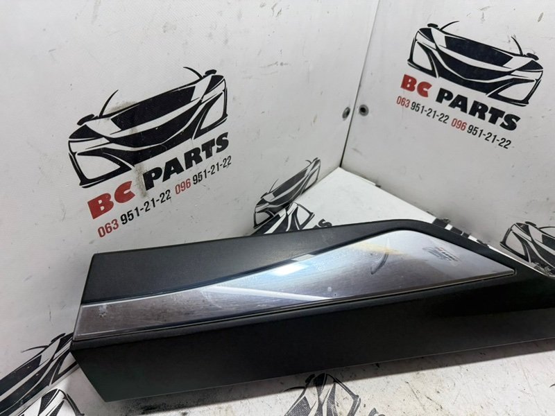 Накладка двери задняя левая Rogue 2022 T33 1.5 Накладка двери задняя левая Rogue 2022 T33 1.5