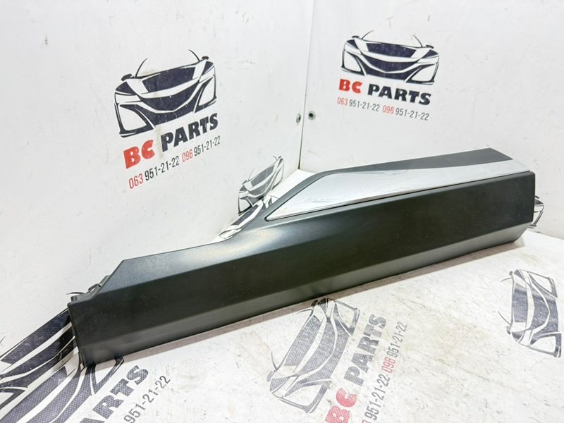 Накладка двери задняя правая Nissan Rogue T33 1.5