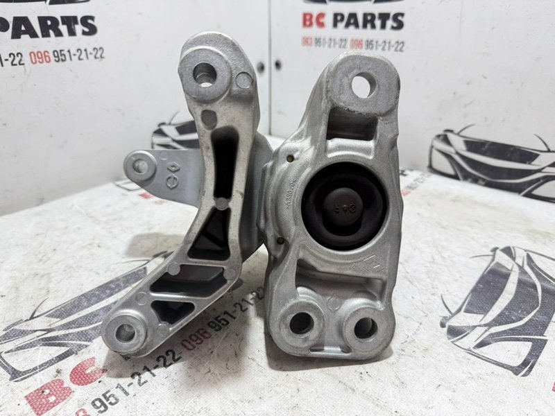 Подушка двигателя правая Rogue 2022 T33 1.5