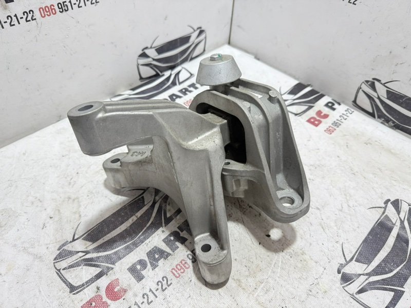 Подушка двигателя правая Rogue 2022 T33 1.5