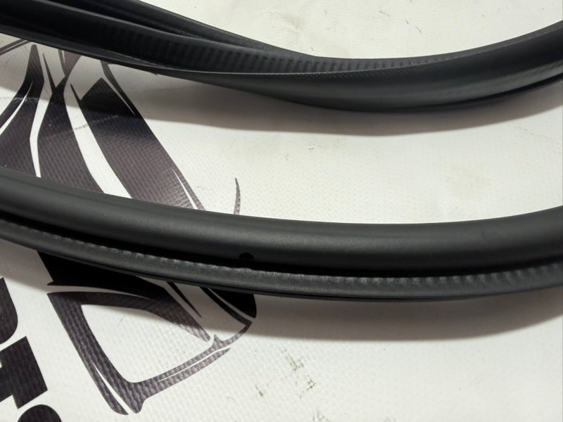 Уплотнитель кузова передний левый Nissan Rogue T33 2.5