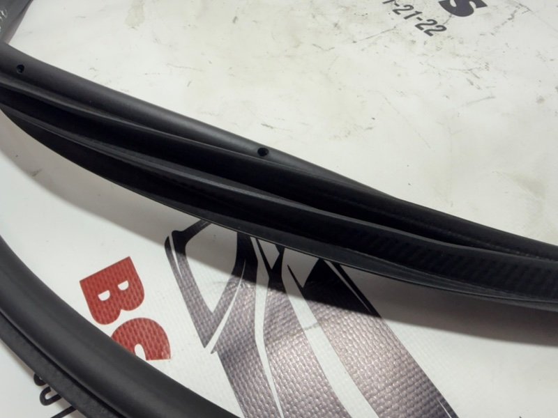 Уплотнитель кузова передний левый Rogue 2021 T33 2.5