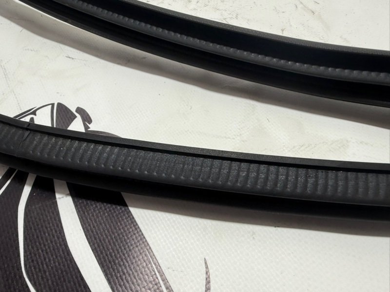 Уплотнитель кузова задний левый Nissan Rogue T33 2.5