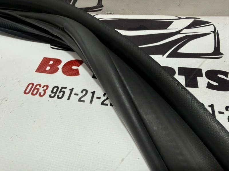 Уплотнитель кузова задний левый Rogue 2021 T33 2.5