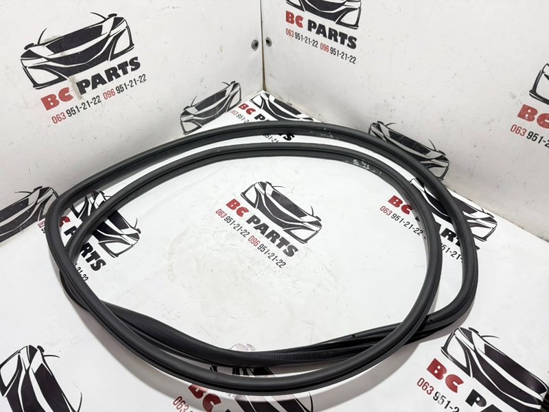 Уплотнитель кузова передний правый Nissan Rogue 2021 T33 2.5 76922-6RA0A Б/У