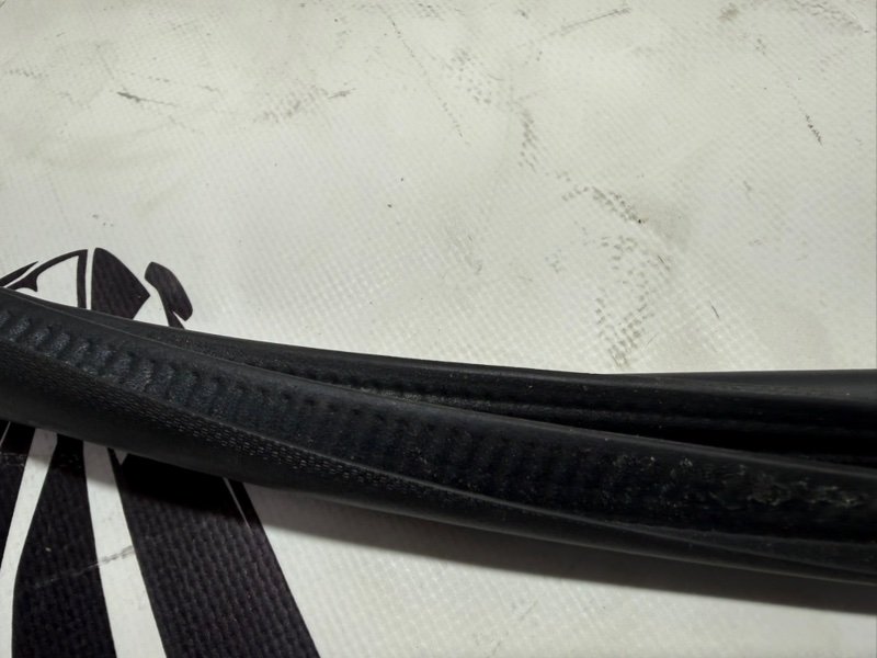 Уплотнитель кузова передний правый Nissan Rogue T33 2.5