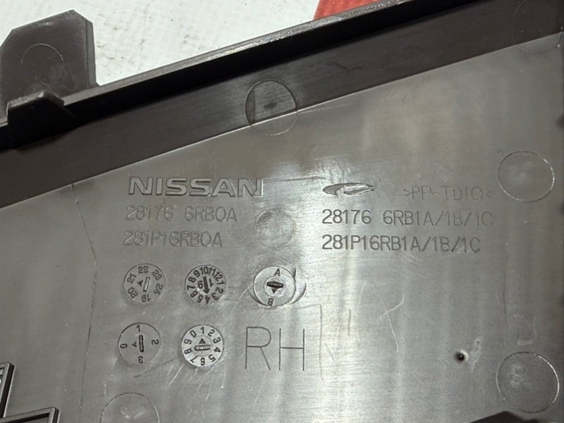 Накладка торпедо правая Rogue 2021 T33 2.5