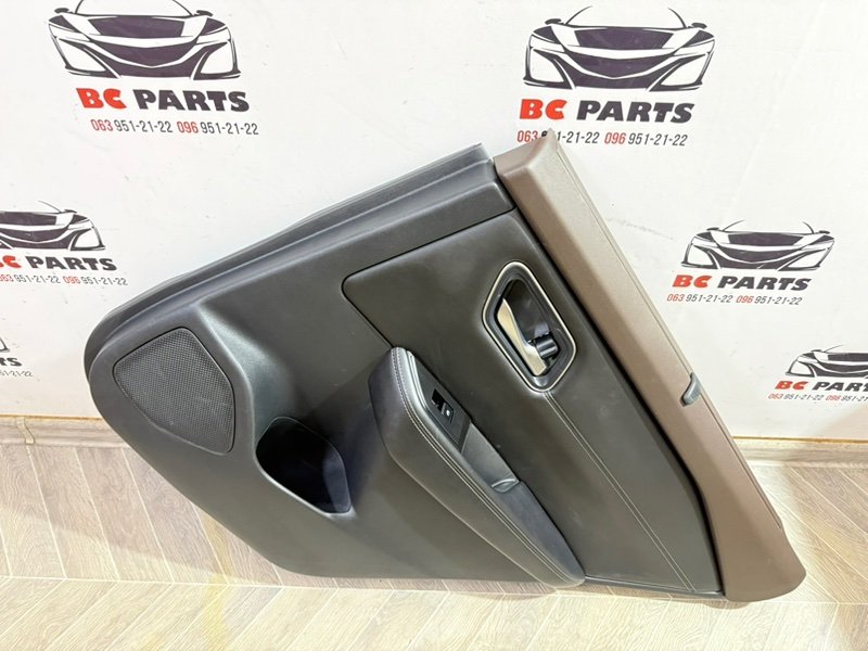 Обшивка боковой двери задняя правая Rogue 2021 T33 2.5