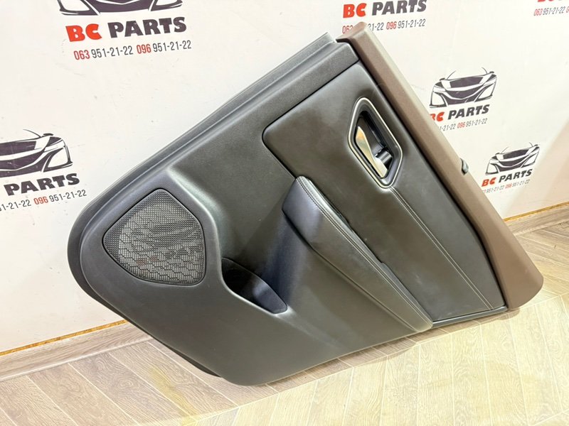 Обшивка боковой двери задняя правая Rogue 2021 T33 2.5