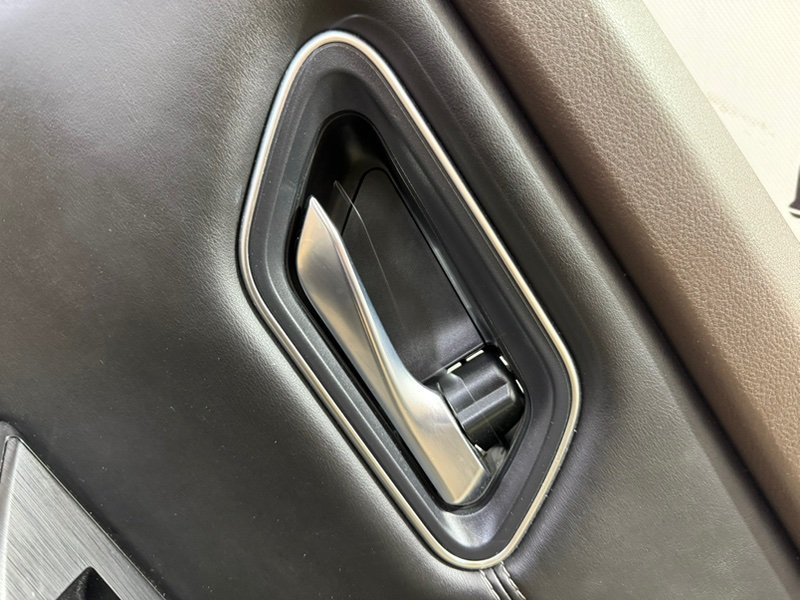 Обшивка боковой двери задняя правая Rogue 2021 T33 2.5