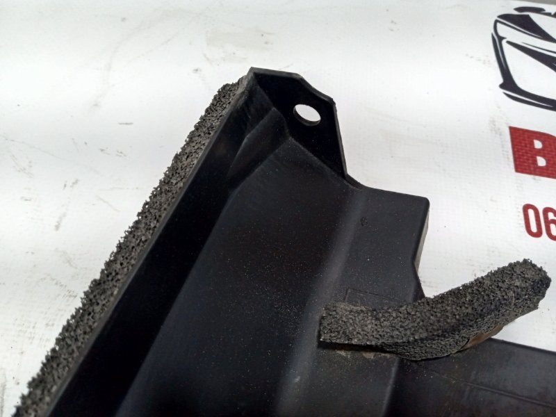 Дефлектор радиатора Rogue 2021 T33 2.5 Дефлектор радиатора Rogue 2021 T33 2.5