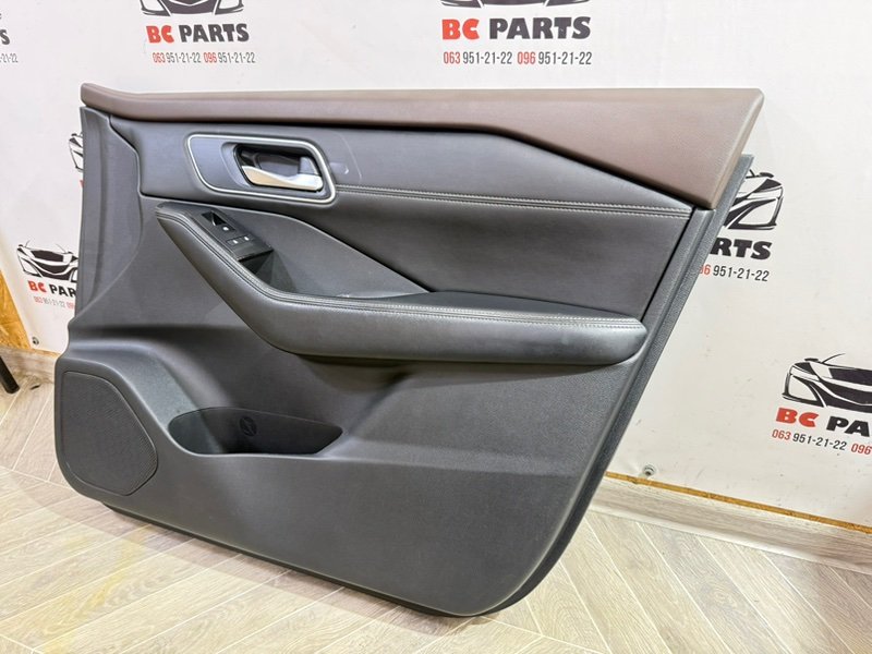 Обшивка боковой двери передняя правая Nissan Rogue T33 2.5