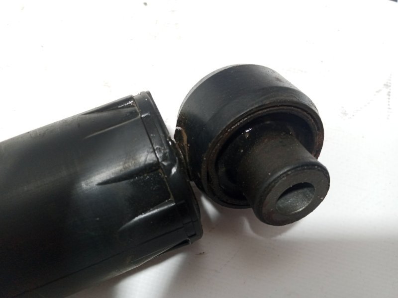 Амортизатор подвески задний Nissan Rogue T32 QR25 2.5