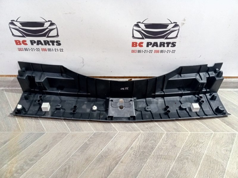 Накладка замка багажника задняя Rogue 2021 T33 2.5