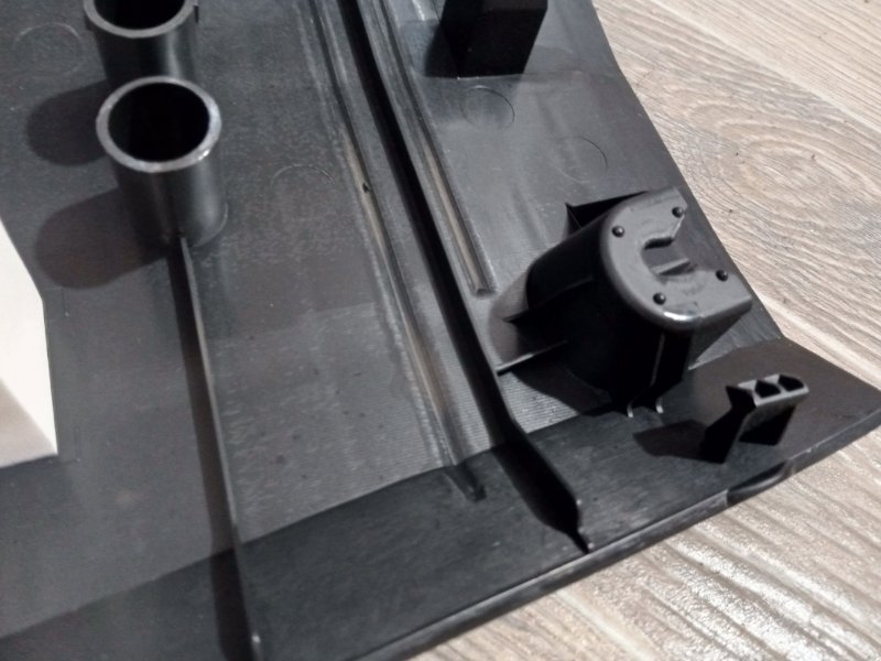 Накладка замка багажника задняя Nissan Rogue T33 2.5