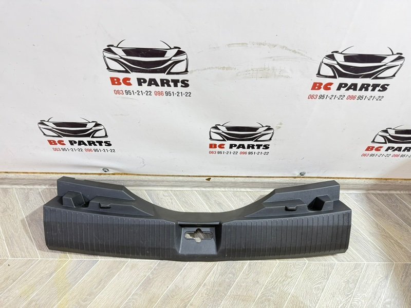 Накладка замка багажника Rogue 2021 T33 2.5