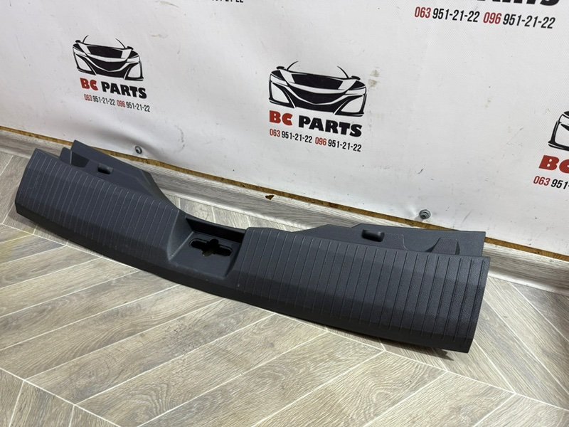 Накладка замка багажника Nissan Rogue T33 2.5