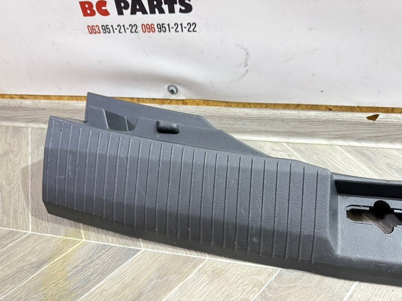 Накладка замка багажника Rogue 2021 T33 2.5