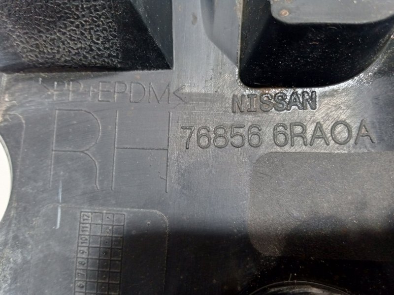 Брызговик задний правый Nissan Rogue T33 2.5
