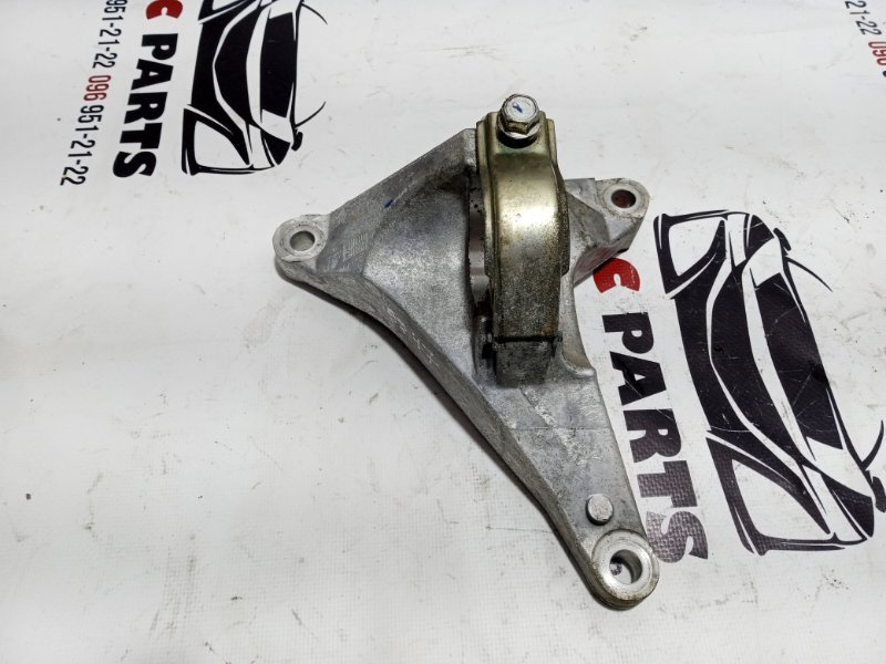 Кронштейн полуоси передний правый Nissan Rogue T33 2.5