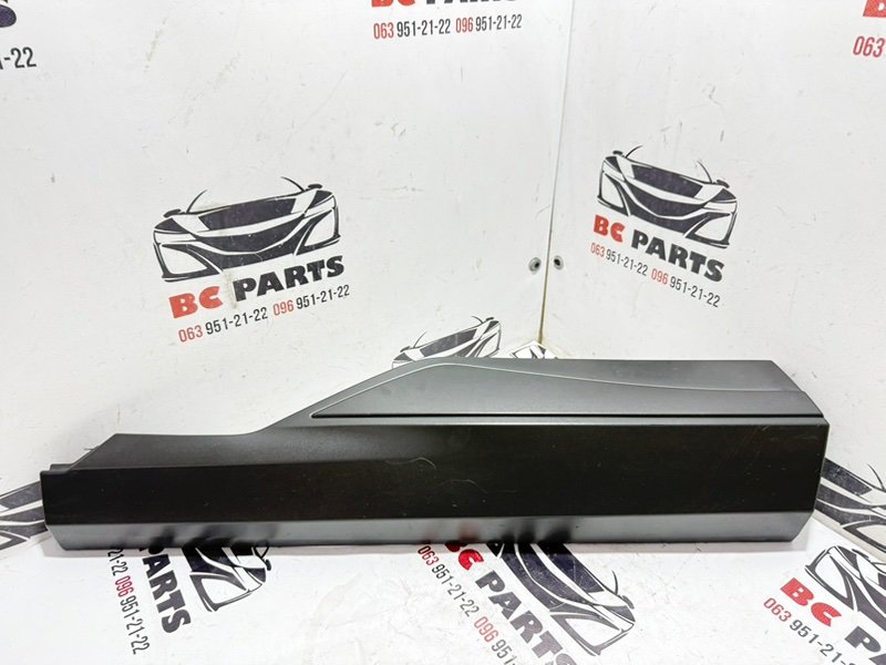 Накладка двери задняя правая Nissan Rogue 2021 T33 2.5 828706rr0a Б/У