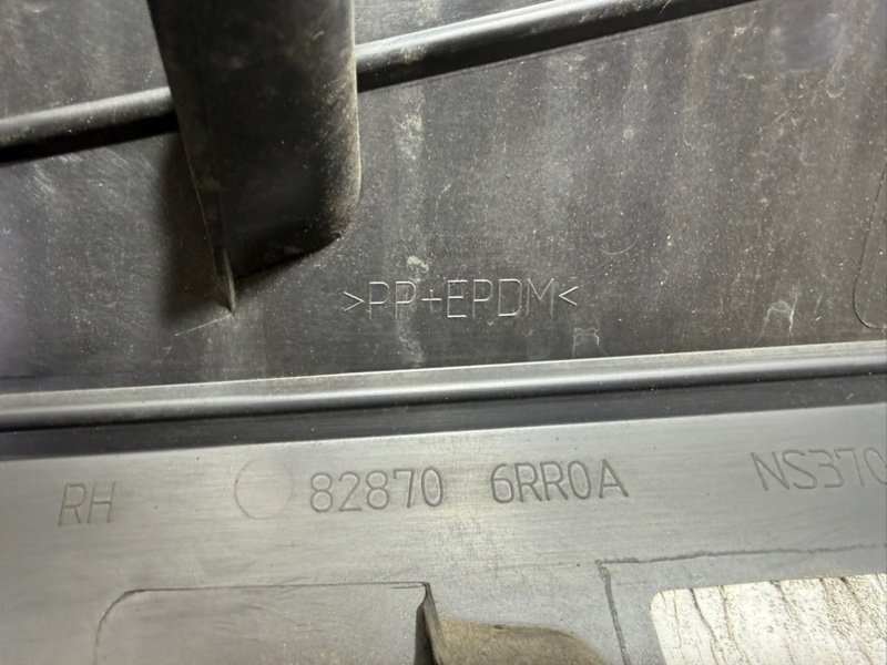 Накладка двери задняя правая Rogue 2021 T33 2.5