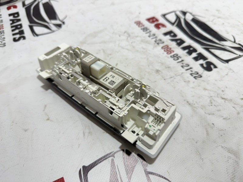 Плафон подсветки салона передний Kicks 2021 1.6